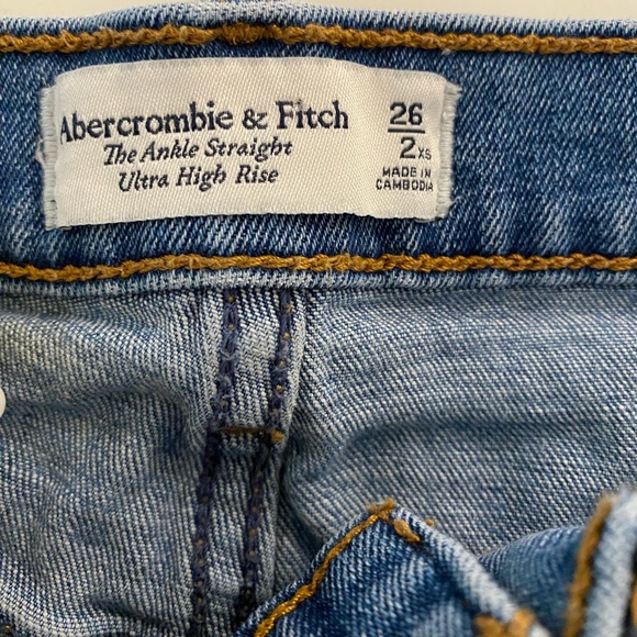 Abercrombie & Fitch The Ankle Straight Ultra High Rise size 26, ripped knees - Picture 4 of 4
